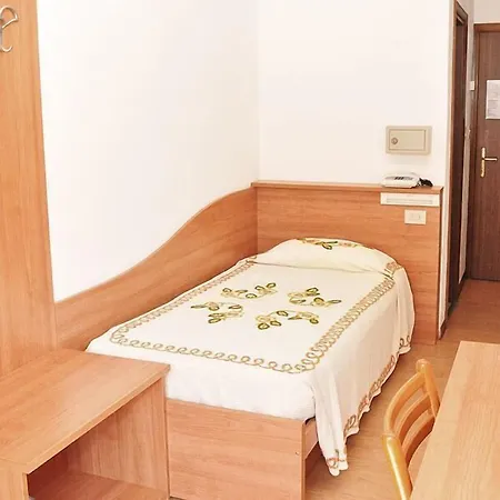 Hotel Midi 3*